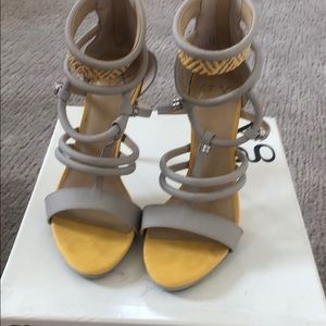 Gwen Stefani lightly used high heel